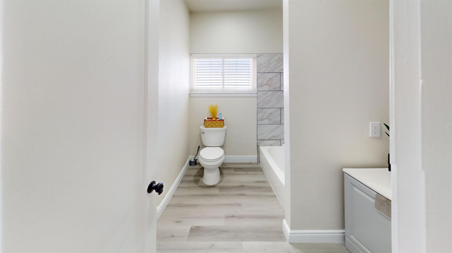 3015 N Adoline Ave, Fresno, CA 93705