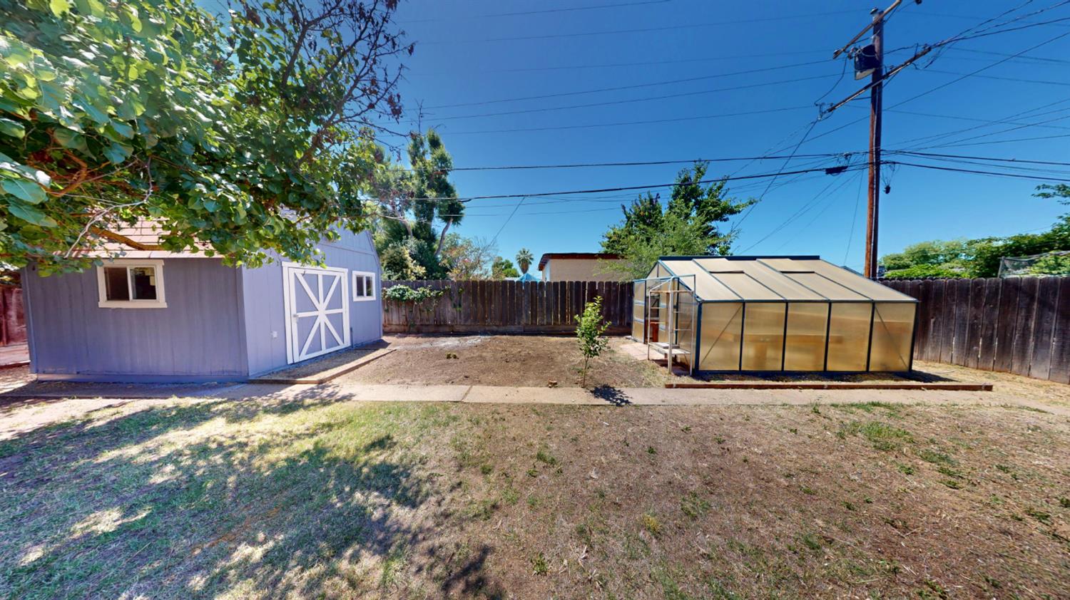 3015 N Adoline Ave, Fresno, CA 93705