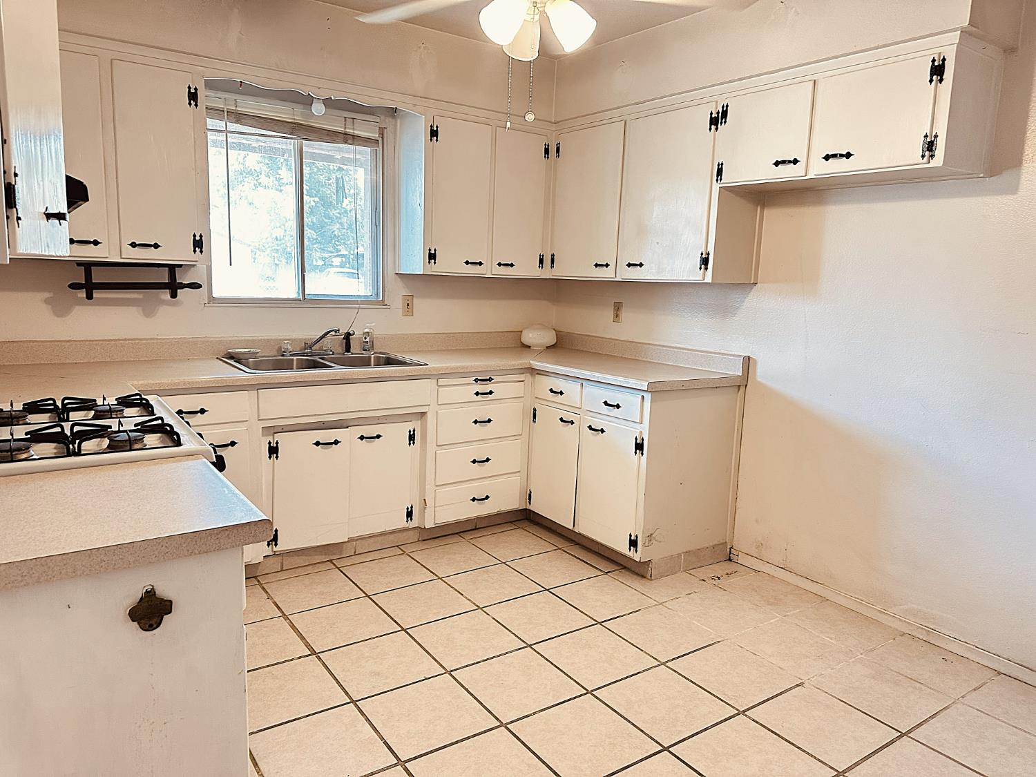 530 E 11Th St, Hanford, CA 93230