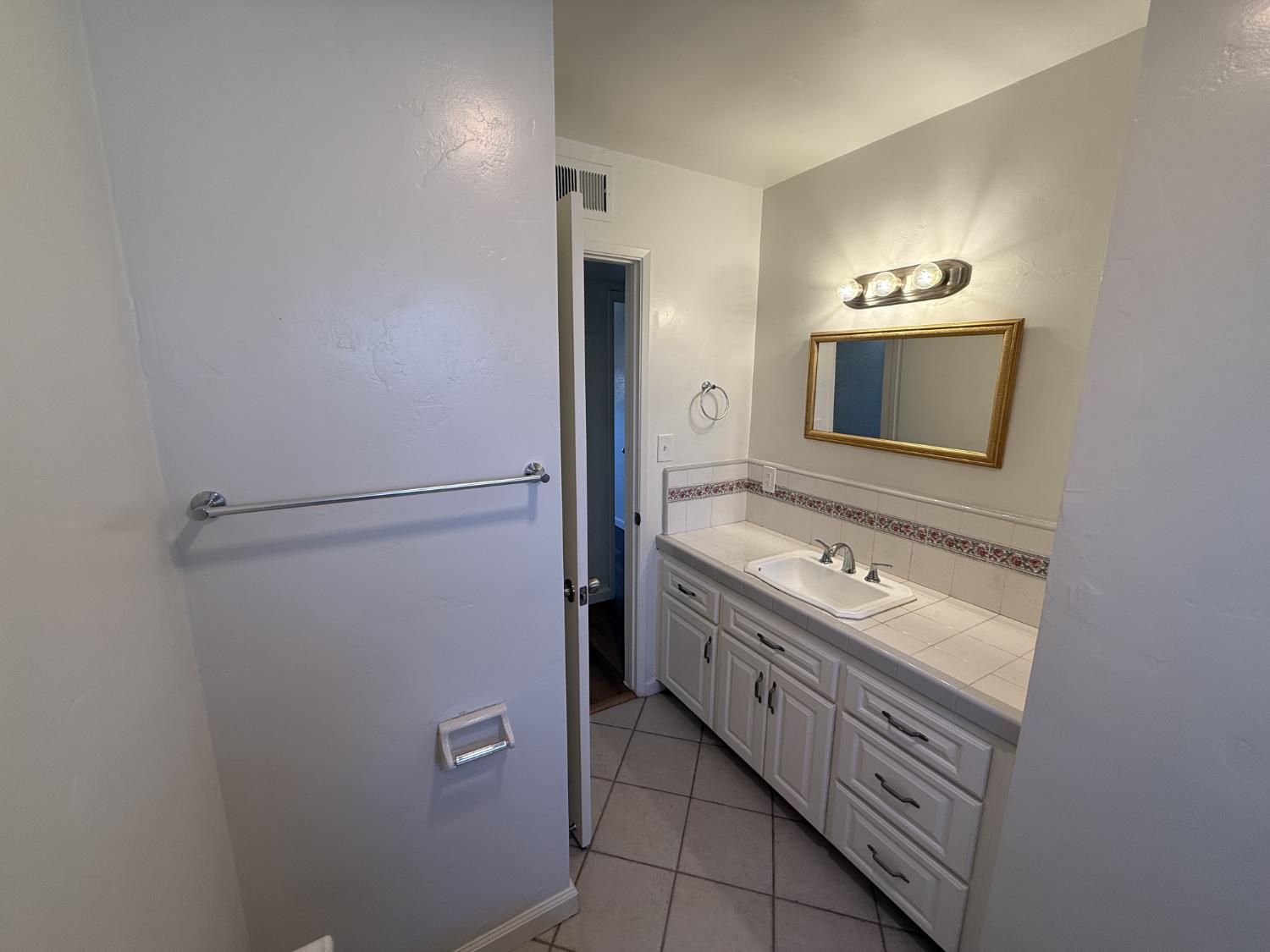 2081 E Stockham Ave, Tulare, CA 93274