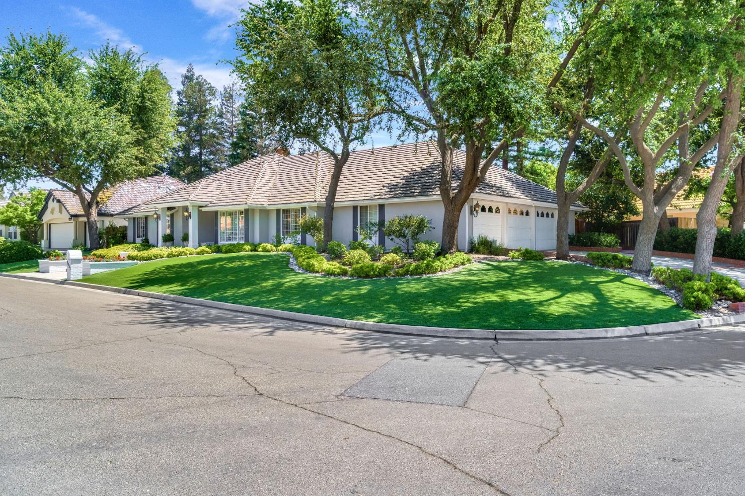 9452 N Madison Ridge Rd, Fresno, CA 93720