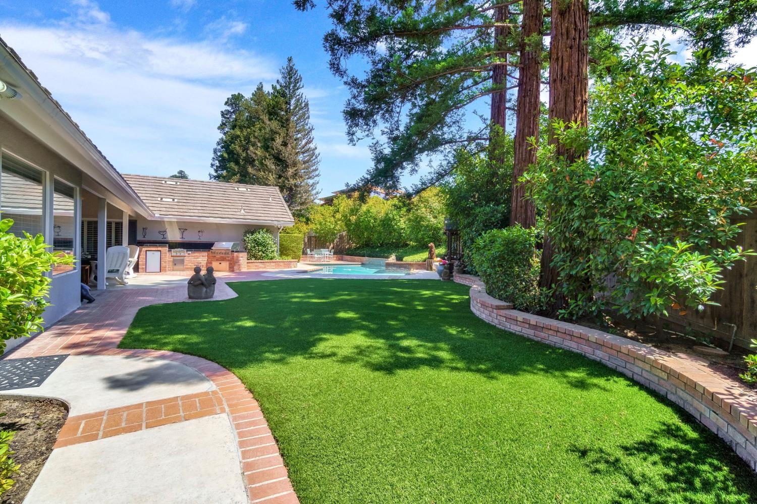 9452 N Madison Ridge Rd, Fresno, CA 93720