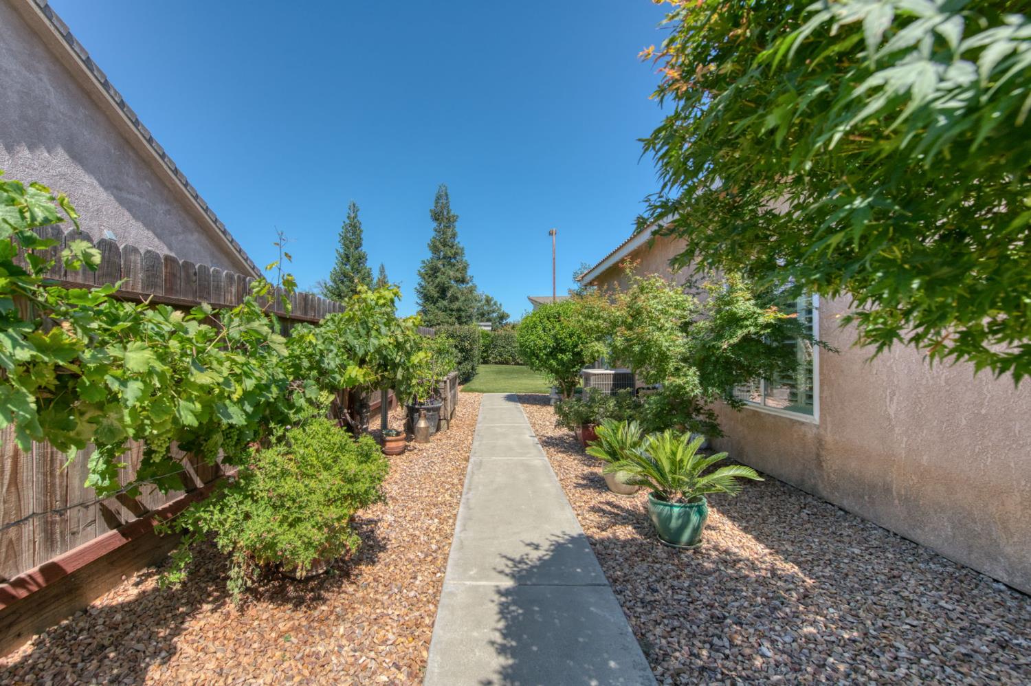 2665 Cypress Ave, Clovis, CA 93611