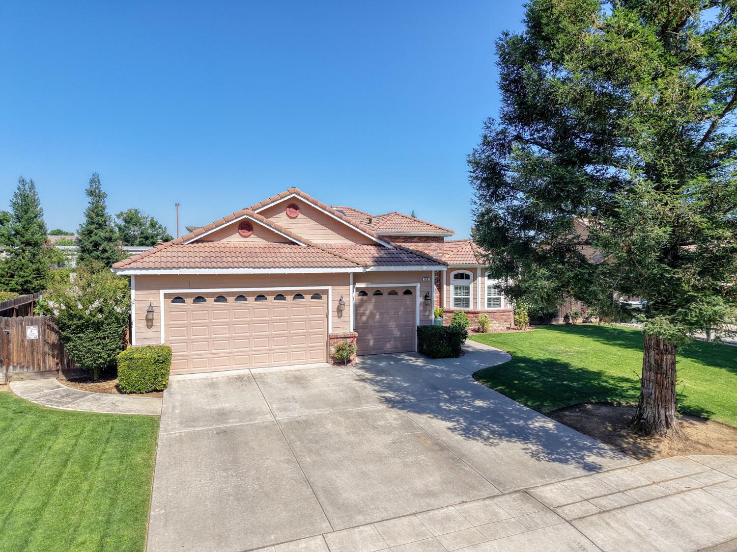 2665 Cypress Ave, Clovis, CA 93611