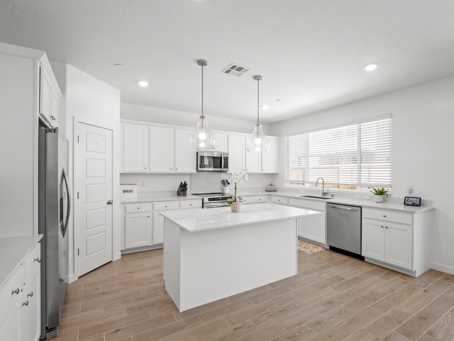 4086 Sagebrush Rd, Madera, CA 93636