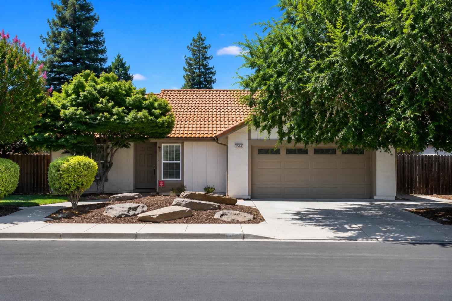 2566 Menlo Ave, Clovis, CA 93611