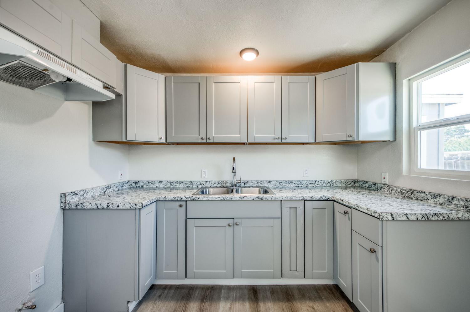 1017 E Vine Ave, Fresno, CA 93706