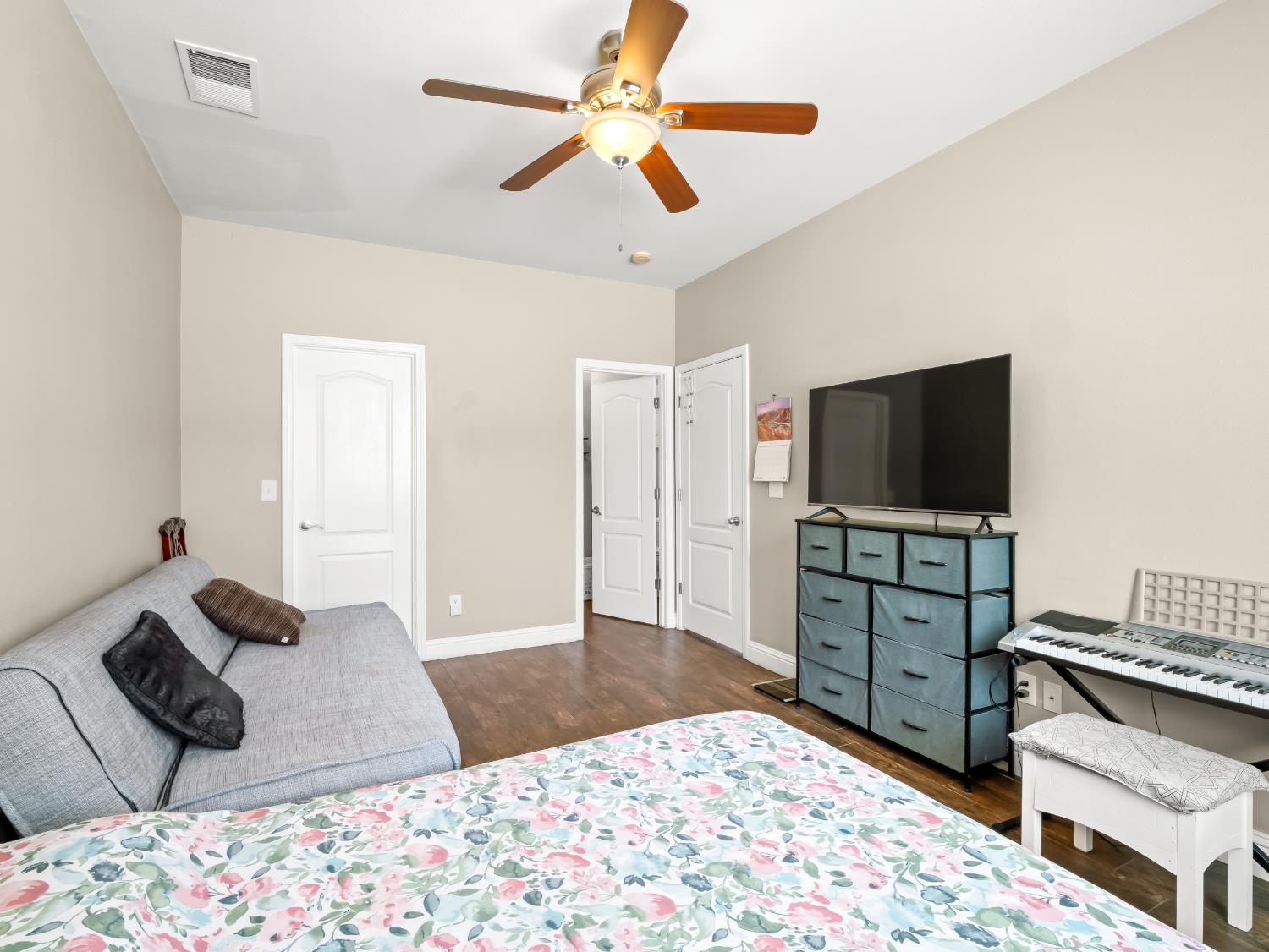 2686 Robinwood Ave, Clovis, CA 93611