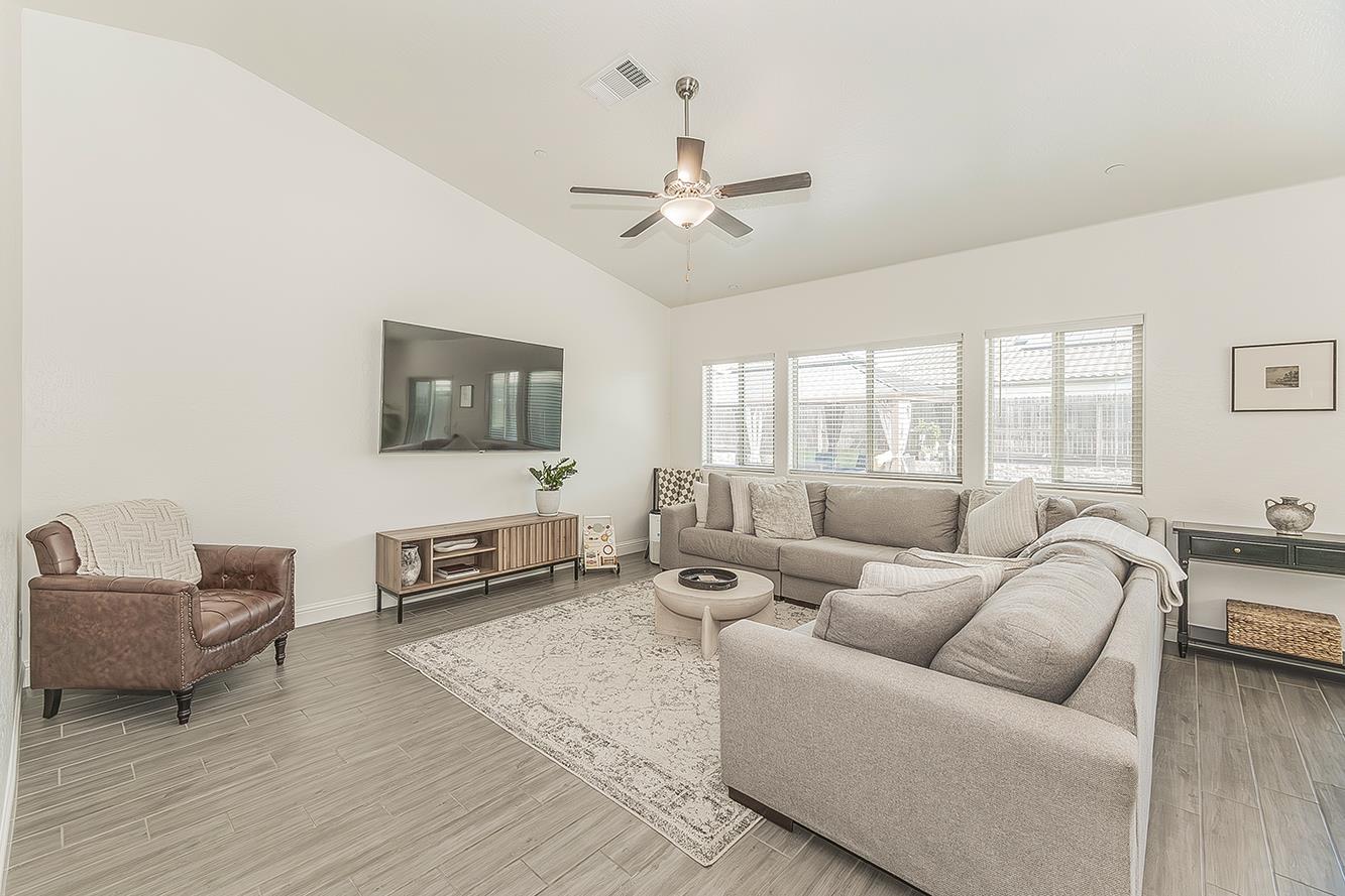 6068 E Laurel Ave, Fresno, CA 93727