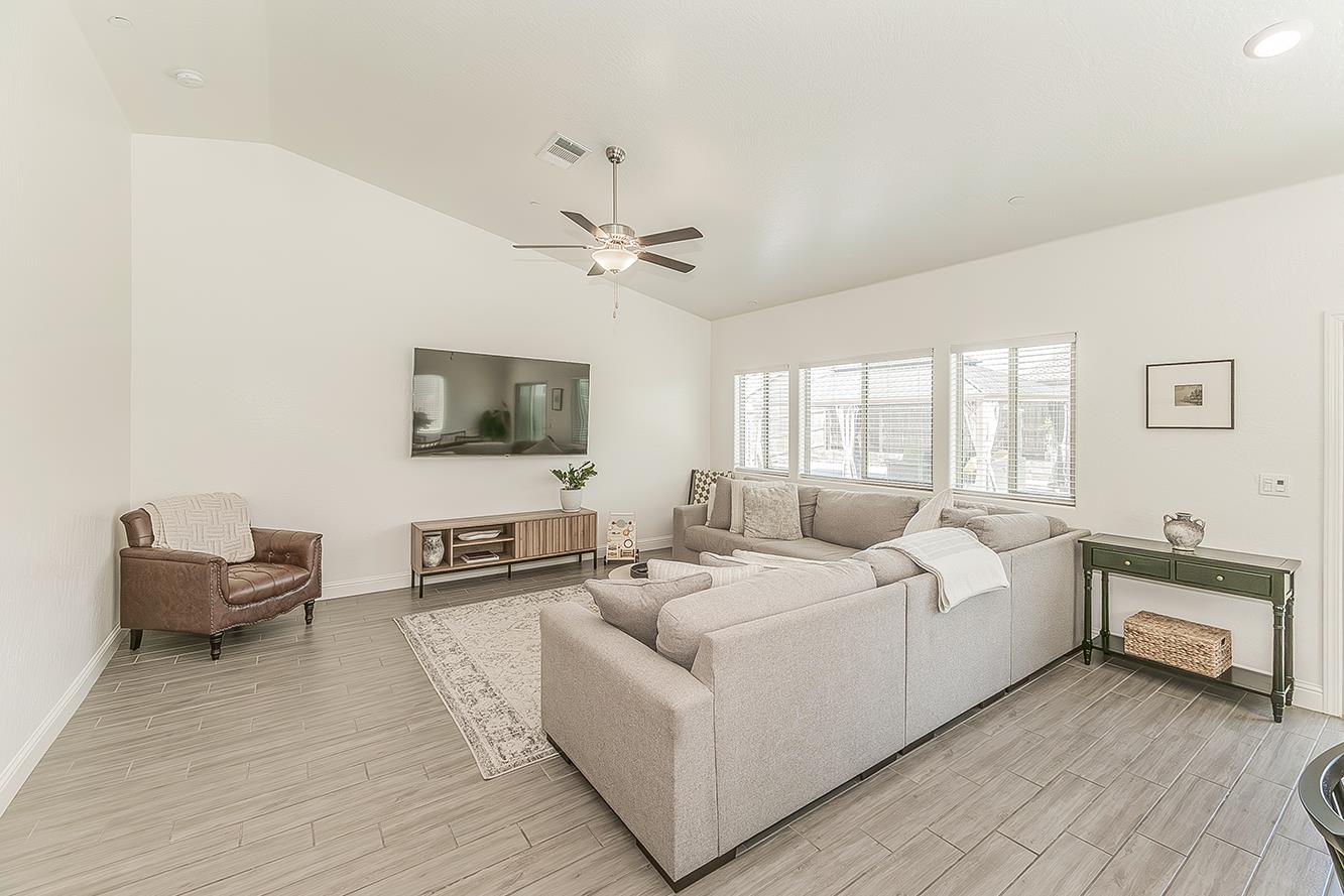 6068 E Laurel Ave, Fresno, CA 93727