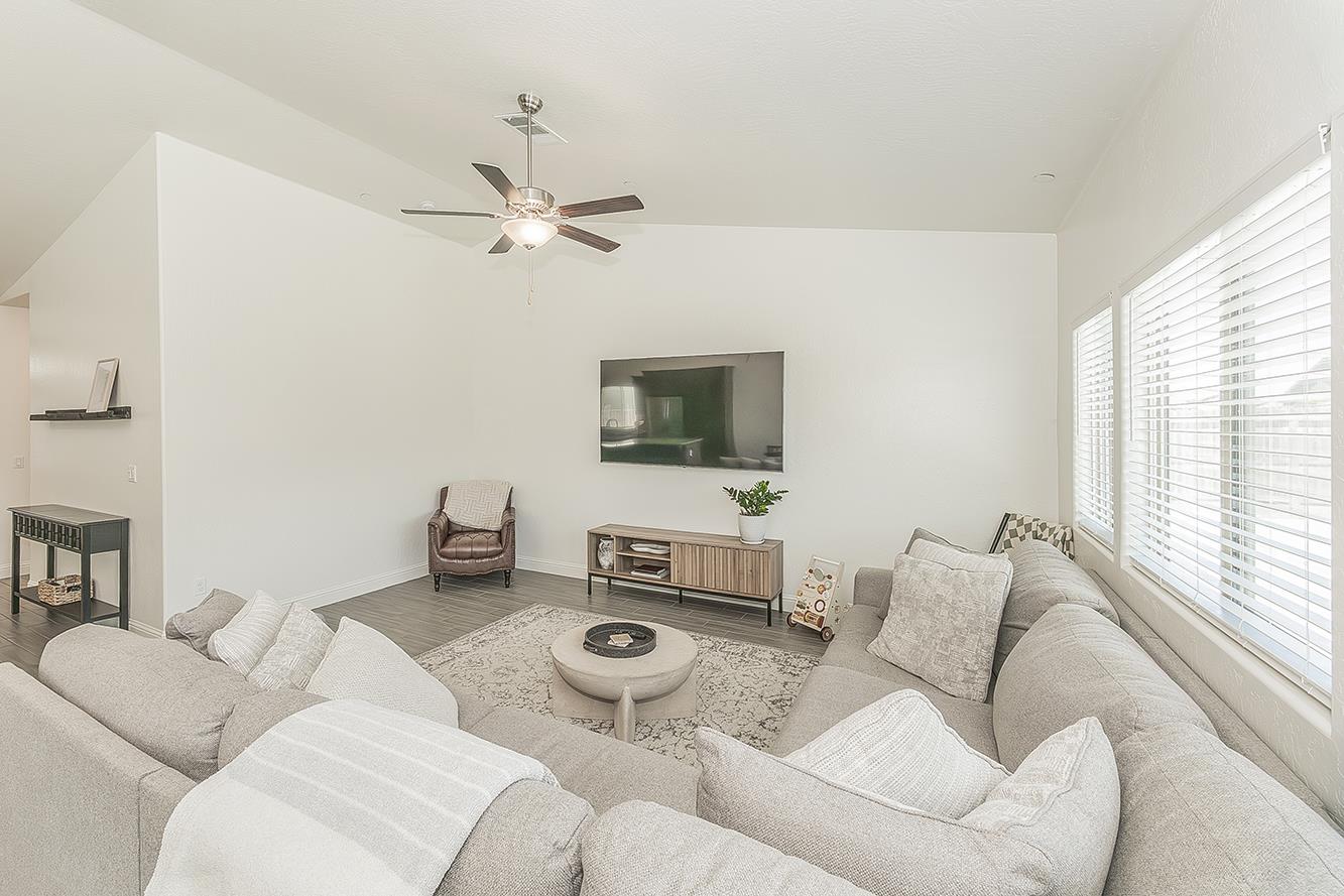 6068 E Laurel Ave, Fresno, CA 93727