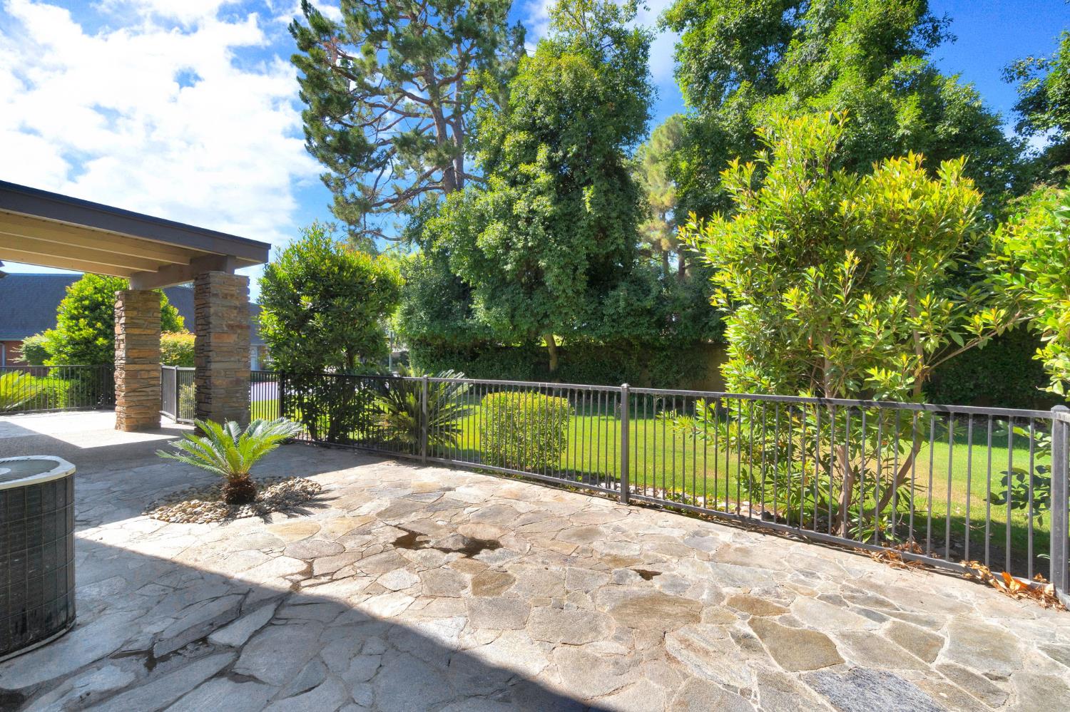 2828 W Compton Ct, Fresno, CA 93711