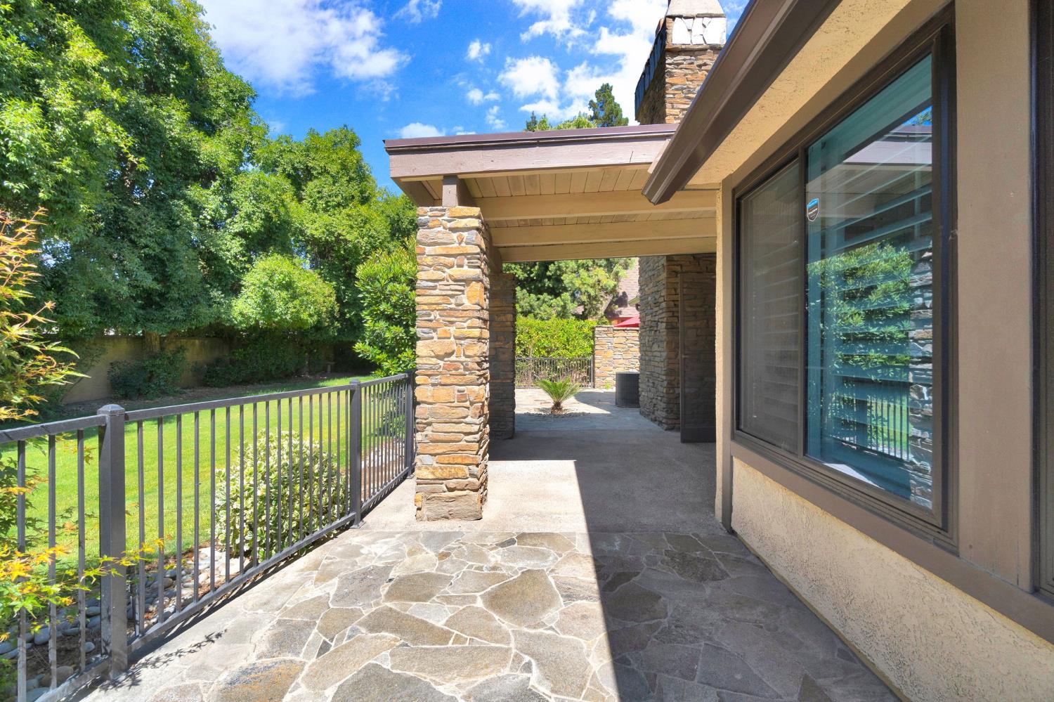 2828 W Compton Ct, Fresno, CA 93711