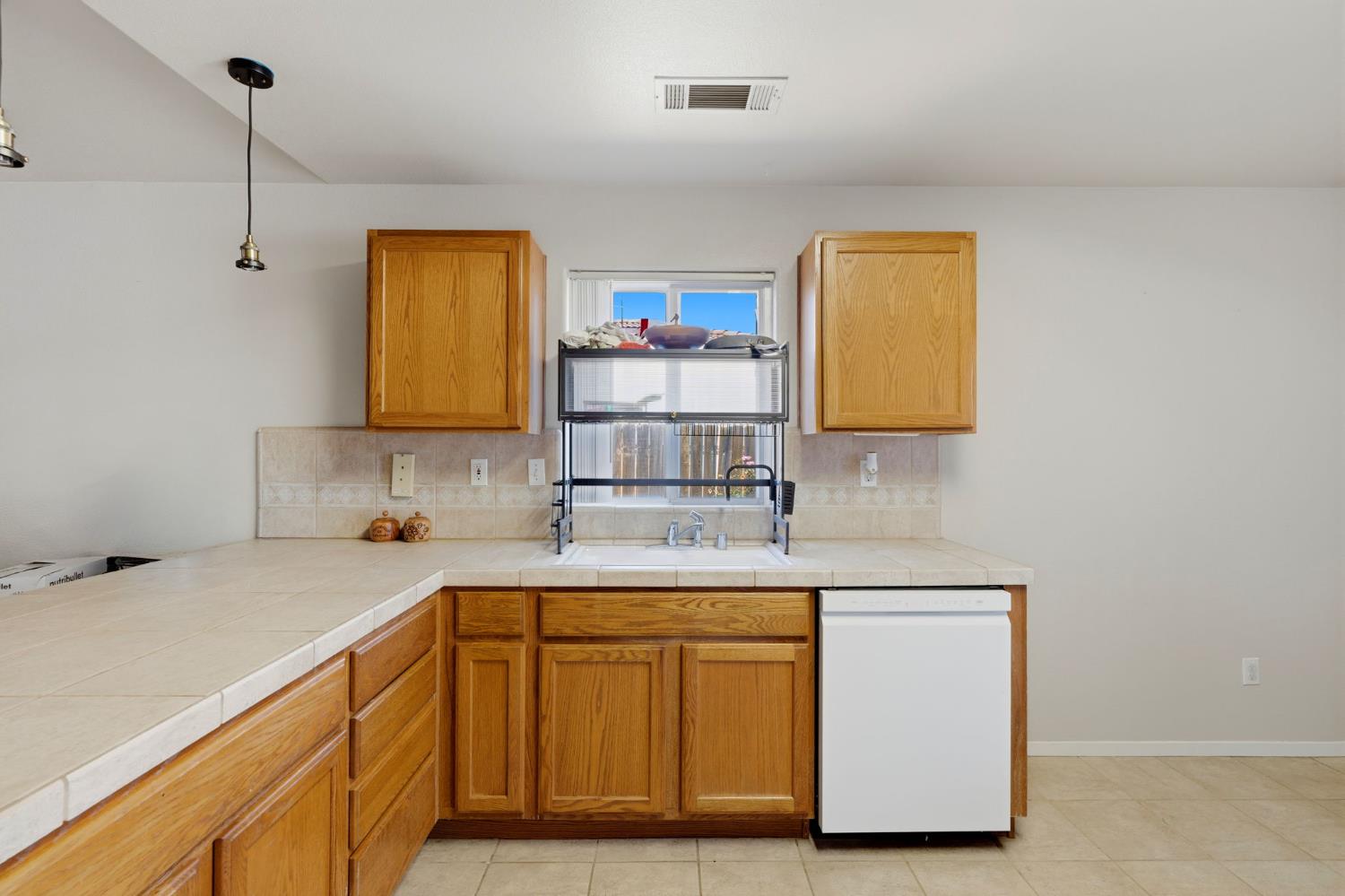 1865 La Vida Ave, Porterville, CA 93257