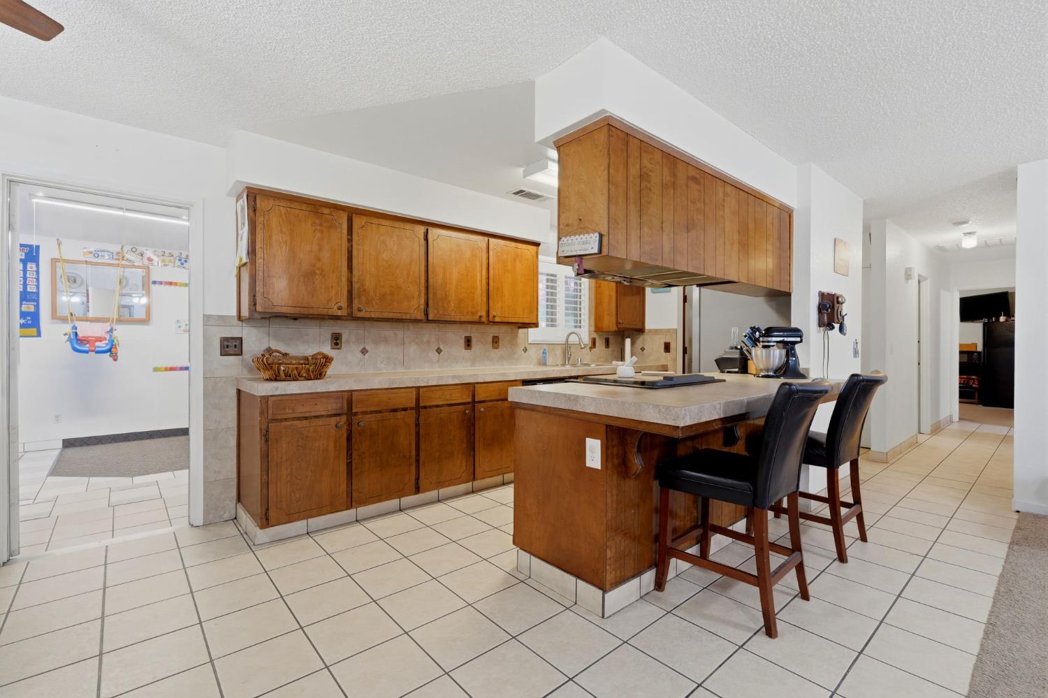 2124 Neill Way, Hanford, CA 93230