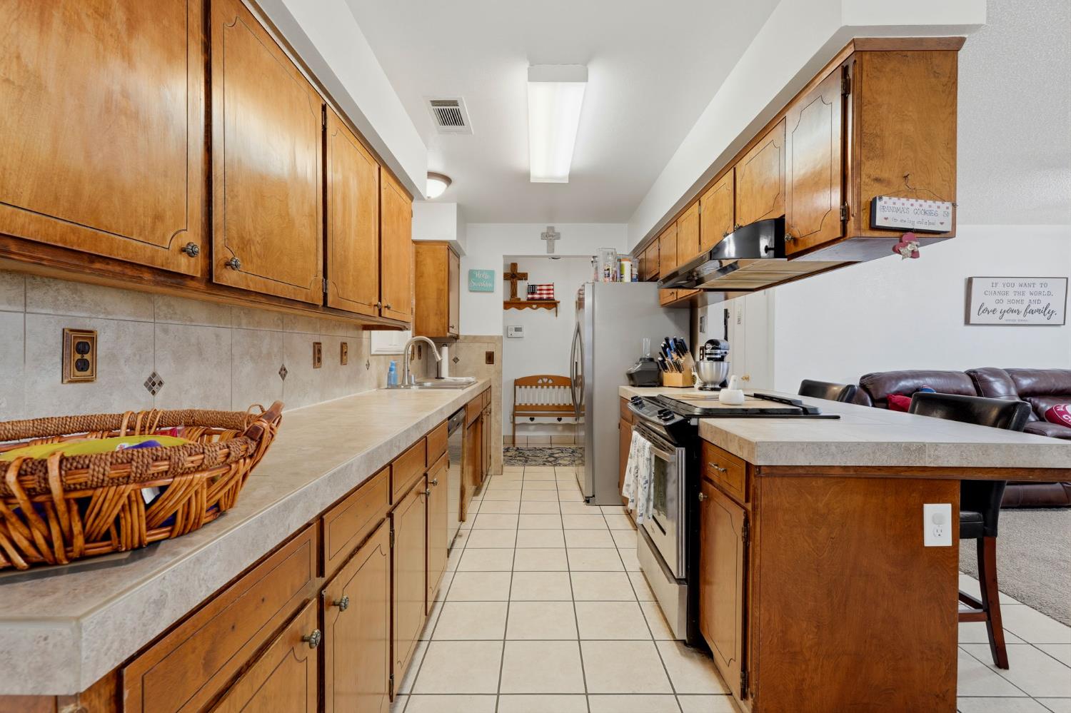 2124 Neill Way, Hanford, CA 93230