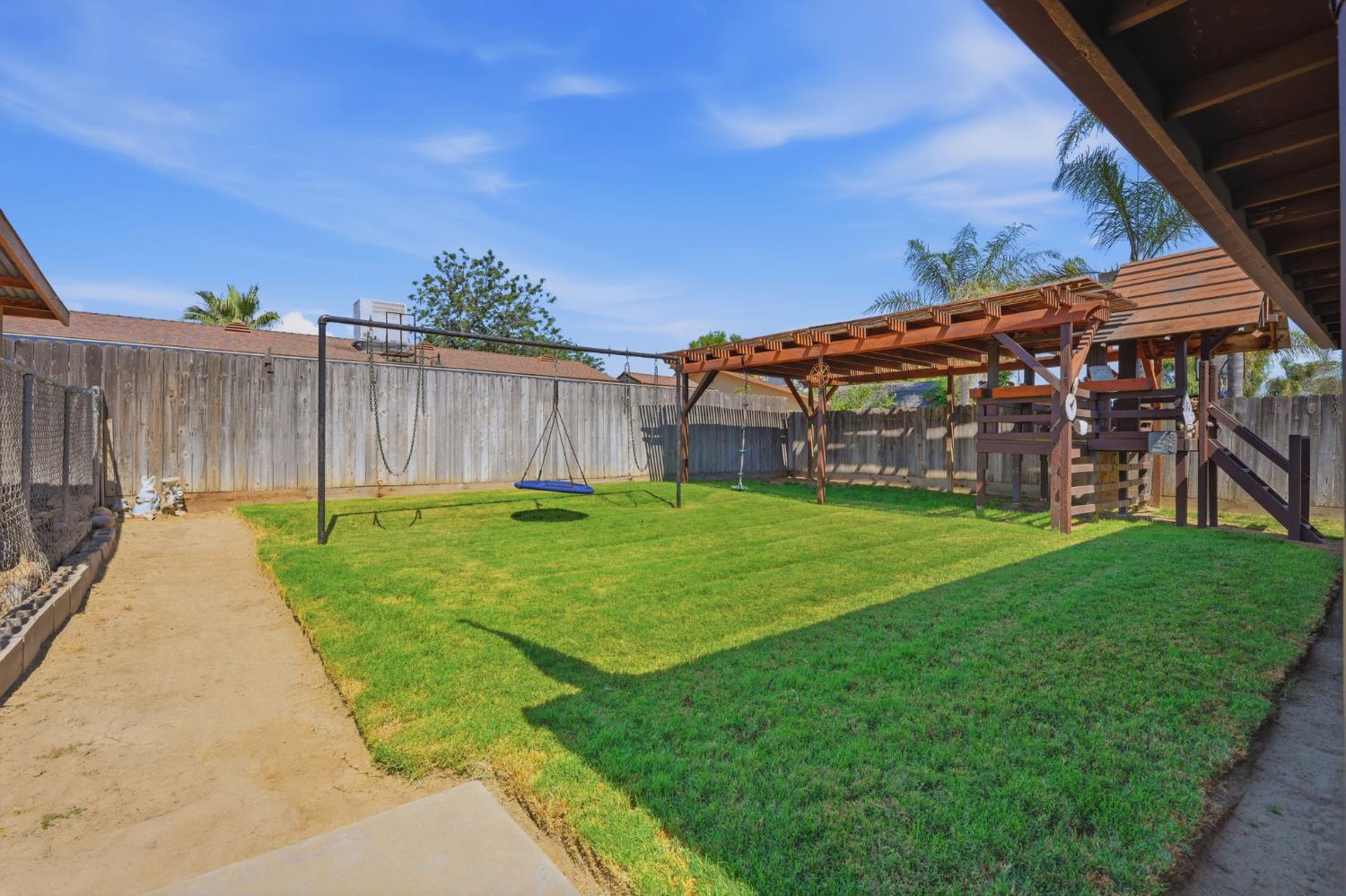 2124 Neill Way, Hanford, CA 93230