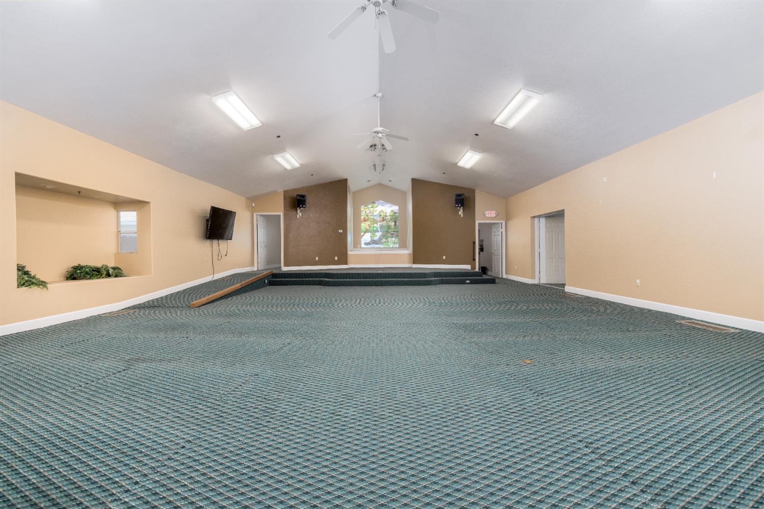2127 S Giddings, Visalia, CA 93277
