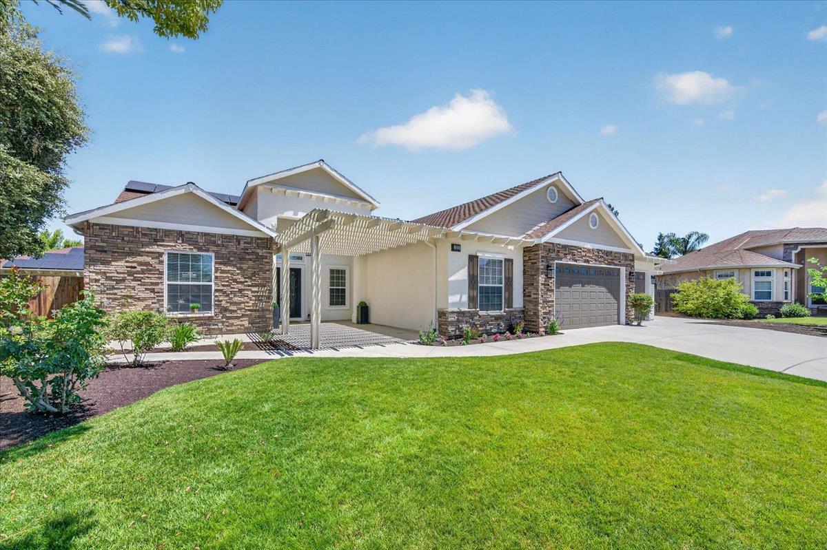 103 W Polson Ave, Clovis, CA 93612