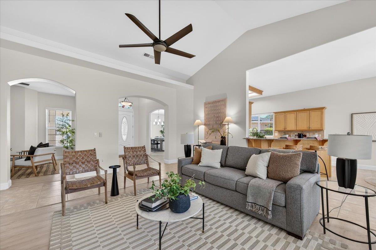 103 W Polson Ave, Clovis, CA 93612