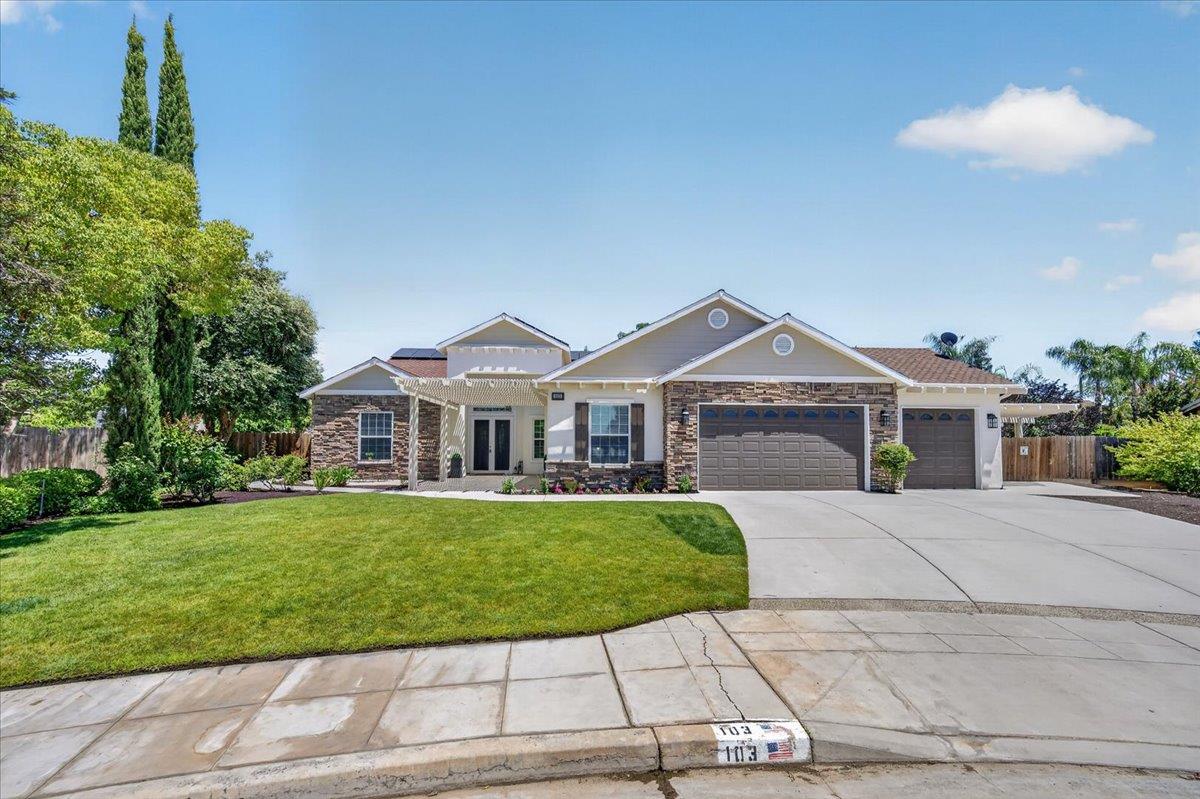 103 W Polson Ave, Clovis, CA 93612