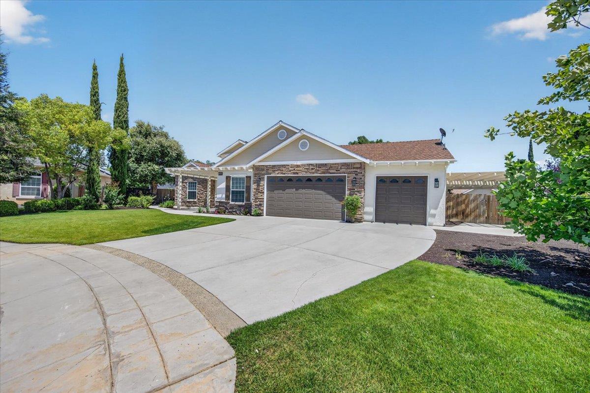 103 W Polson Ave, Clovis, CA 93612