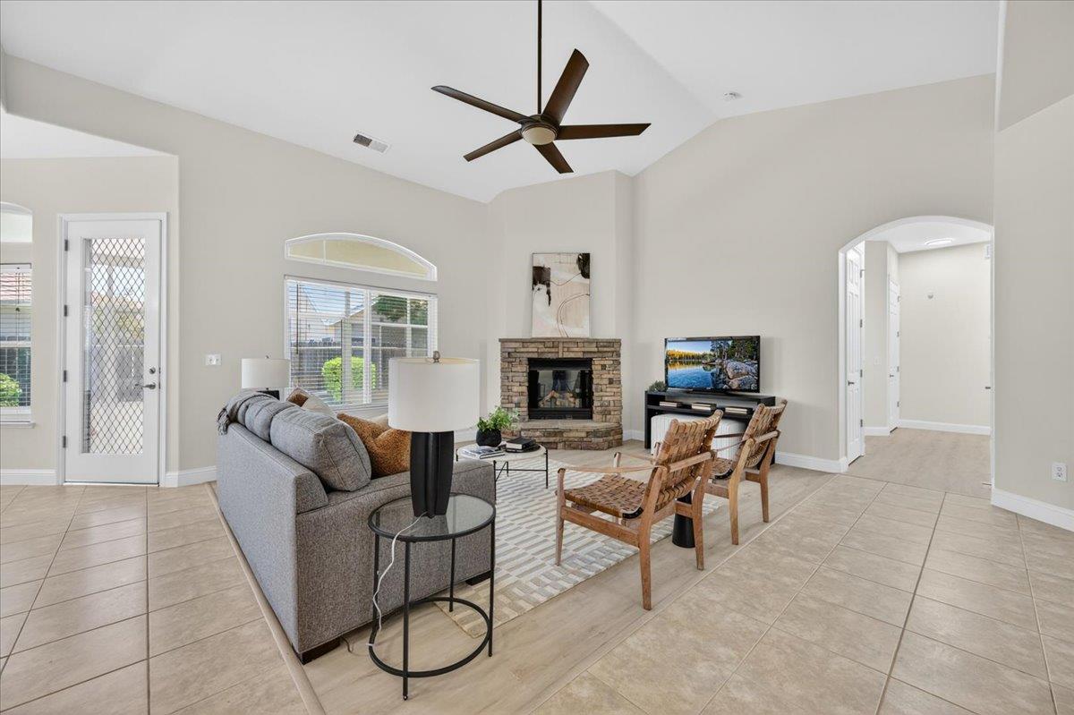 103 W Polson Ave, Clovis, CA 93612
