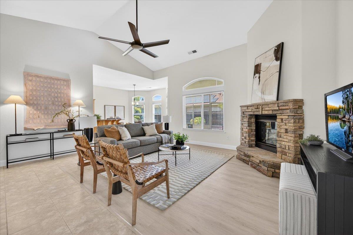 103 W Polson Ave, Clovis, CA 93612