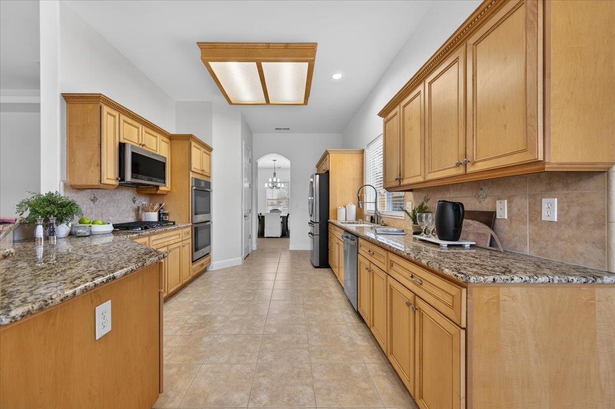 103 W Polson Ave, Clovis, CA 93612
