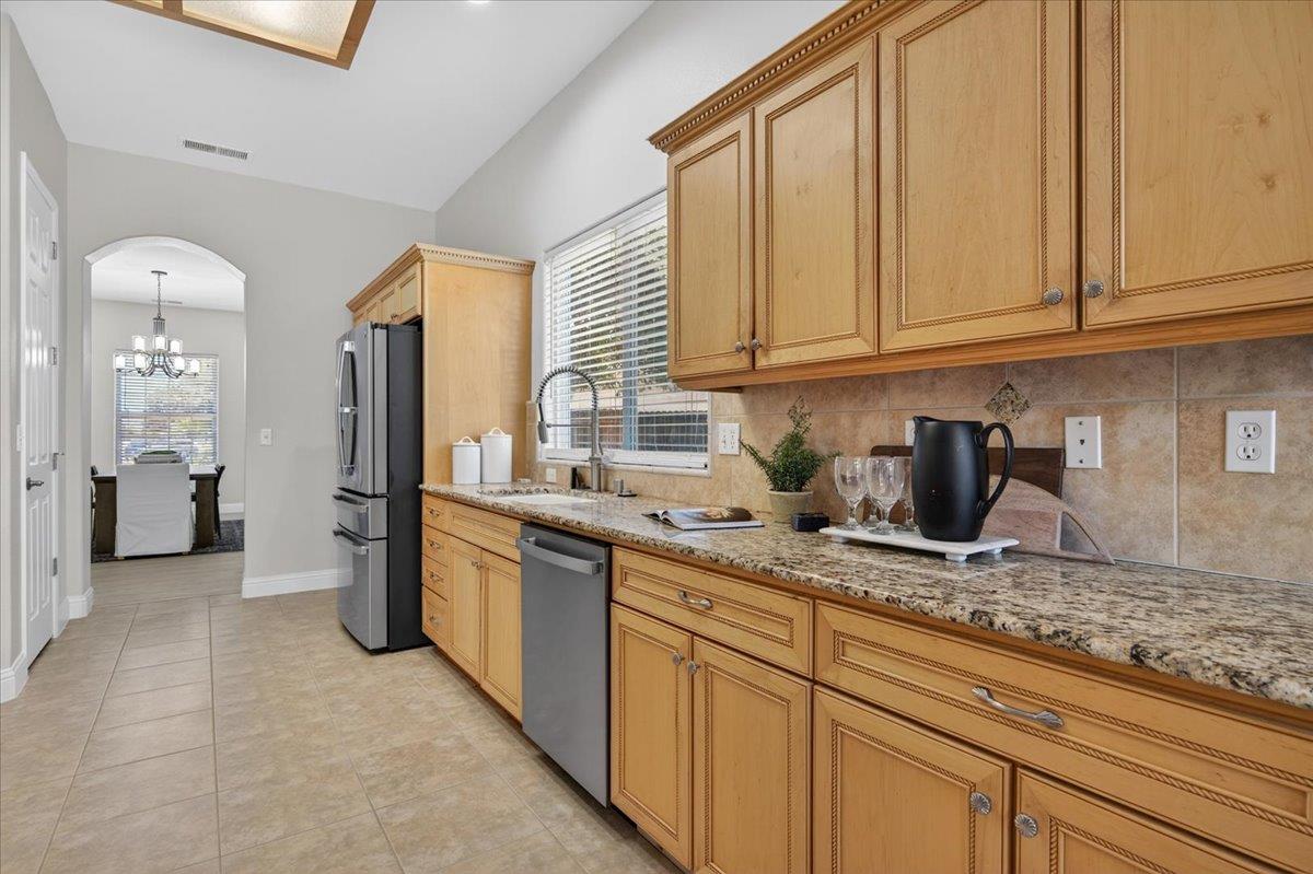 103 W Polson Ave, Clovis, CA 93612
