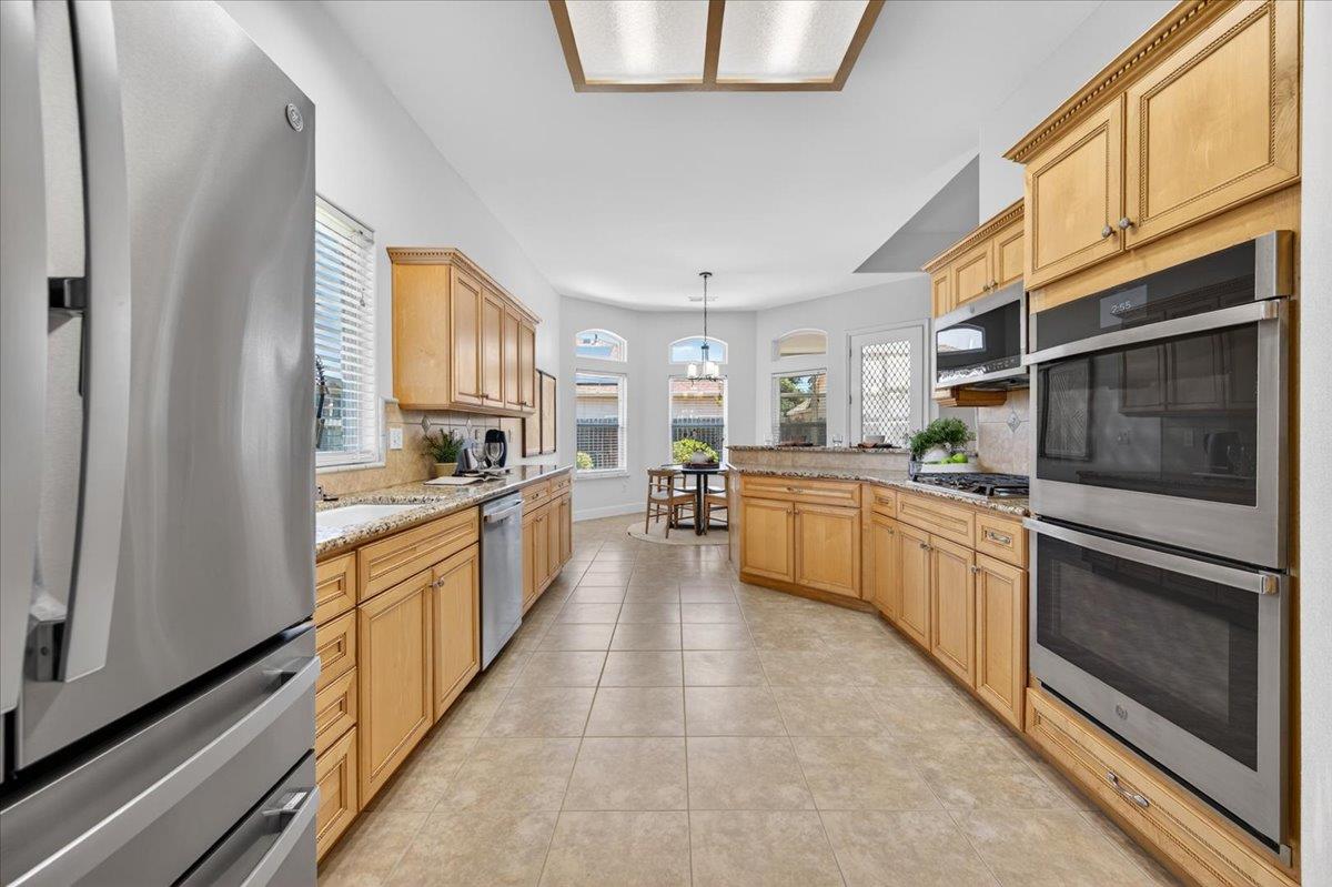 103 W Polson Ave, Clovis, CA 93612
