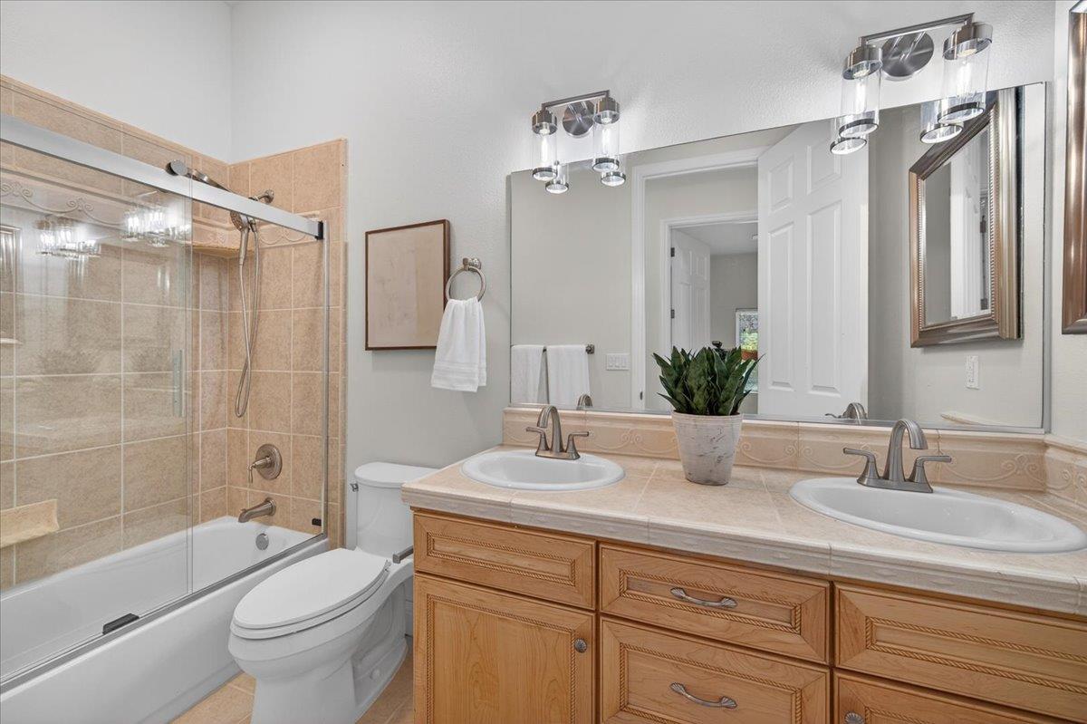 103 W Polson Ave, Clovis, CA 93612