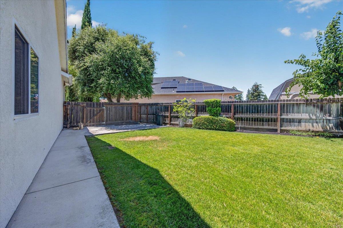 103 W Polson Ave, Clovis, CA 93612