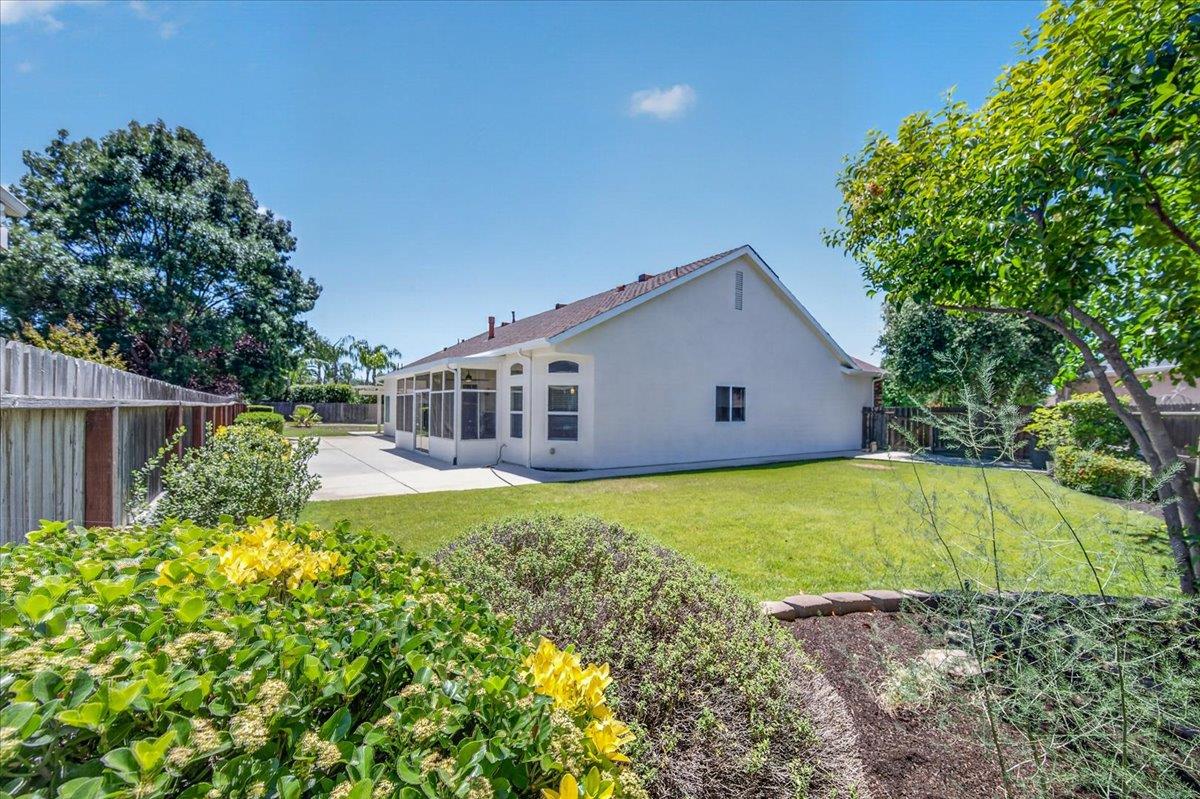 103 W Polson Ave, Clovis, CA 93612