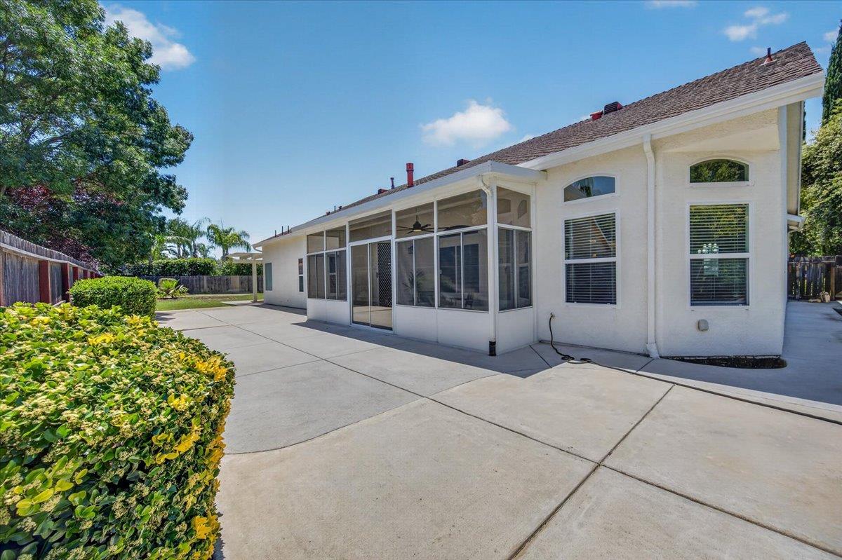 103 W Polson Ave, Clovis, CA 93612