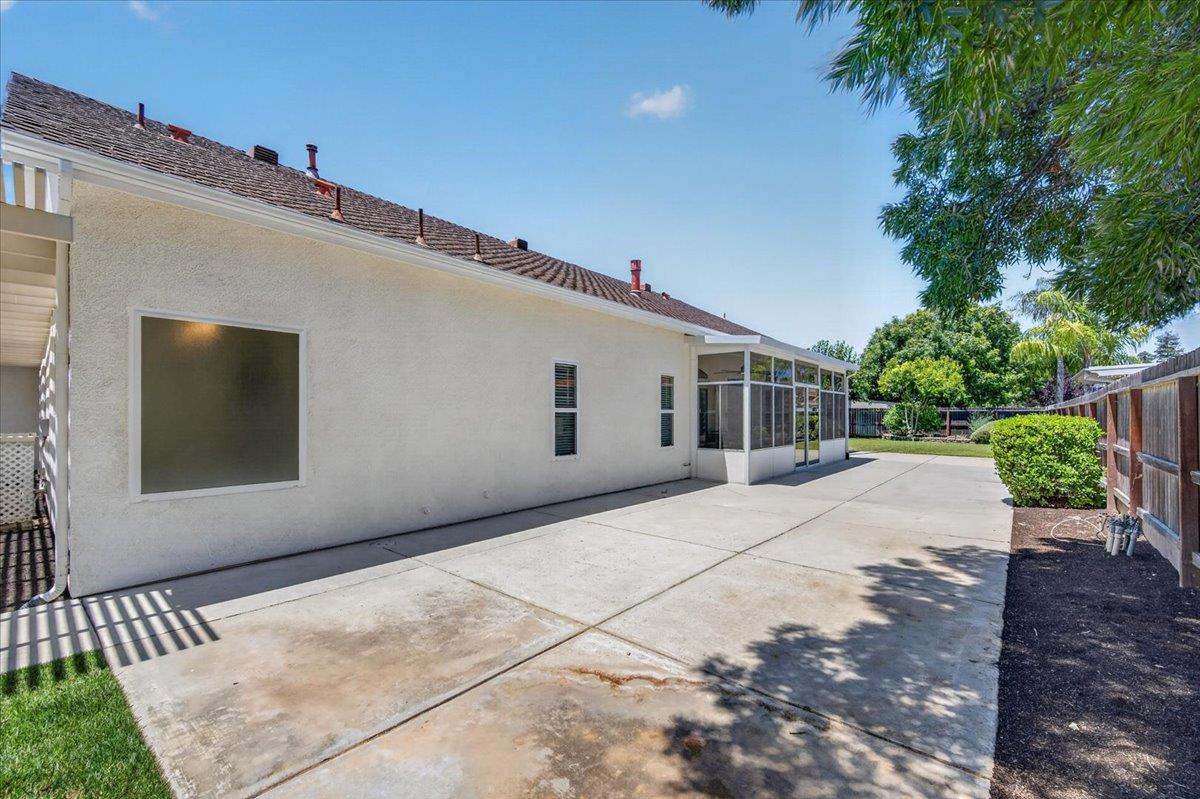103 W Polson Ave, Clovis, CA 93612