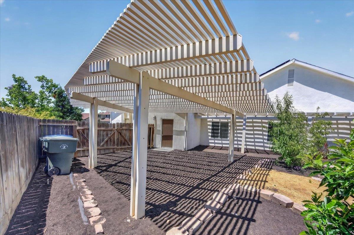103 W Polson Ave, Clovis, CA 93612