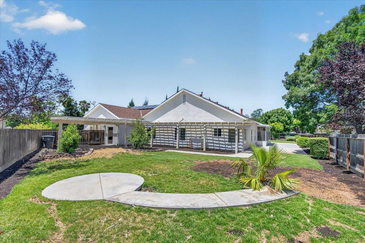 103 W Polson Ave, Clovis, CA 93612