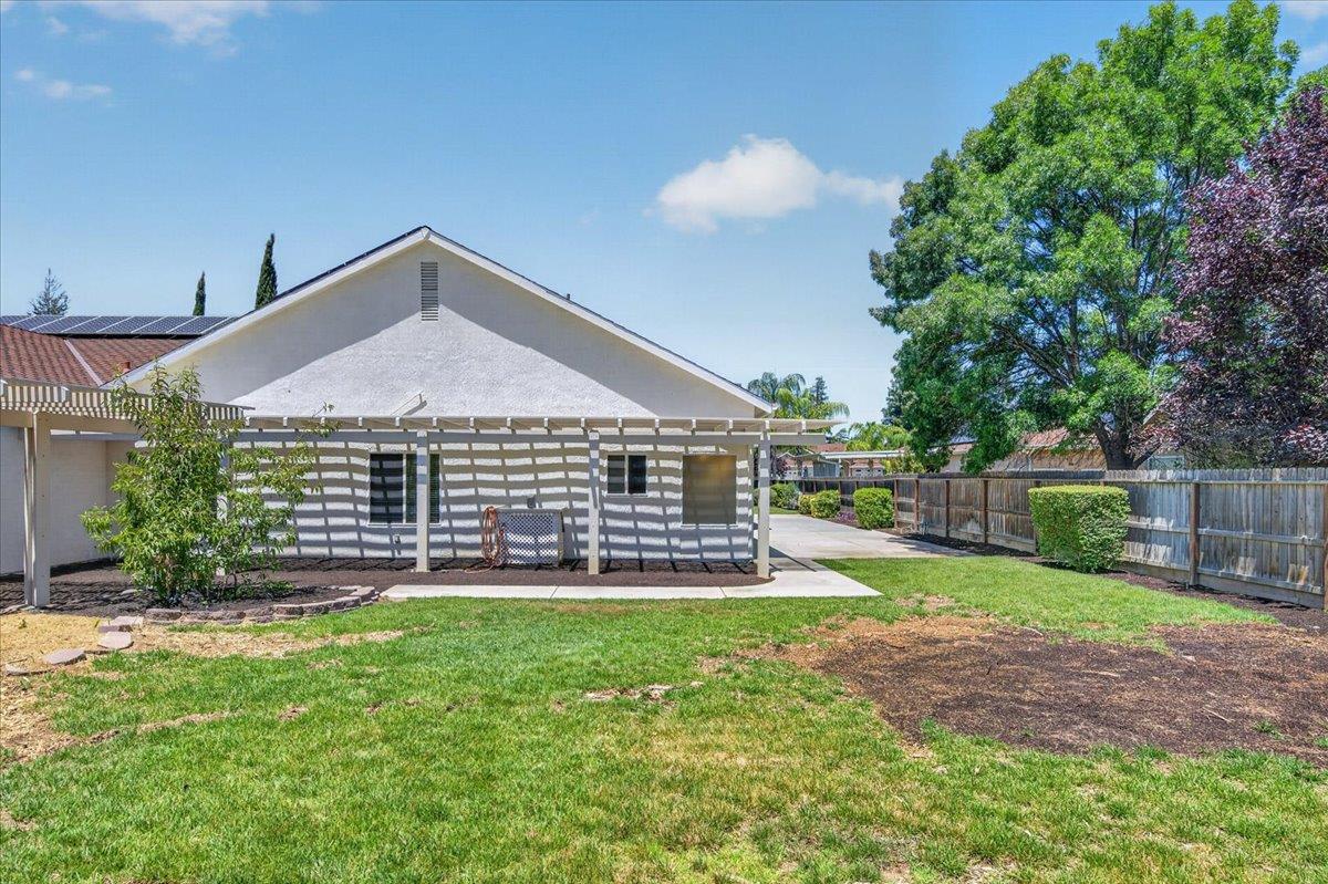 103 W Polson Ave, Clovis, CA 93612