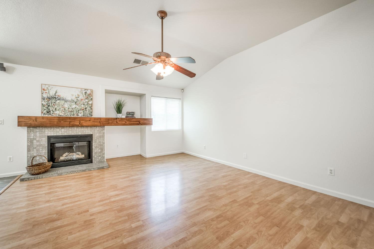 4829 W Cherry Ct, Visalia, CA 93277