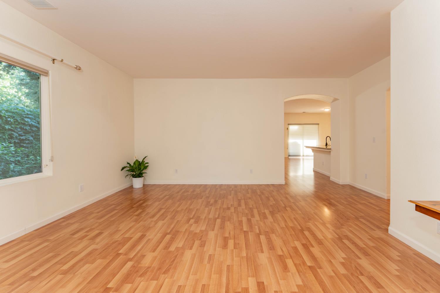 3607 N Mendonca St, Visalia, CA 93291