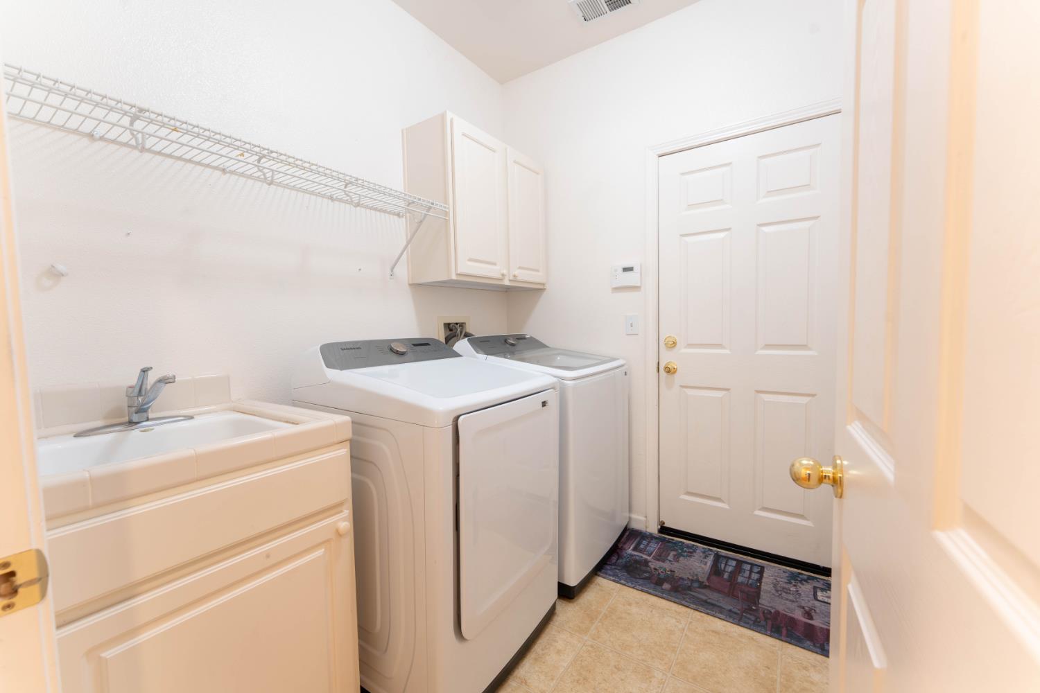 3607 N Mendonca St, Visalia, CA 93291