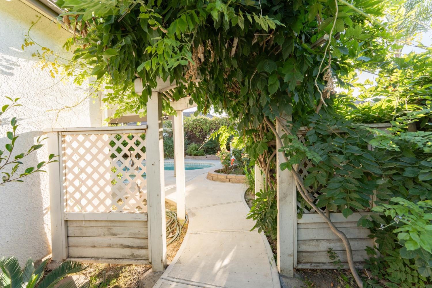 3607 N Mendonca St, Visalia, CA 93291