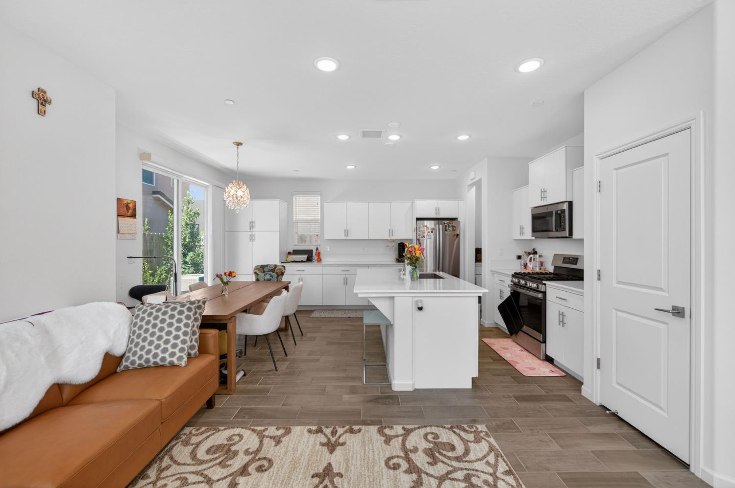 501 Farmhouse Ln, Clovis, CA 93619