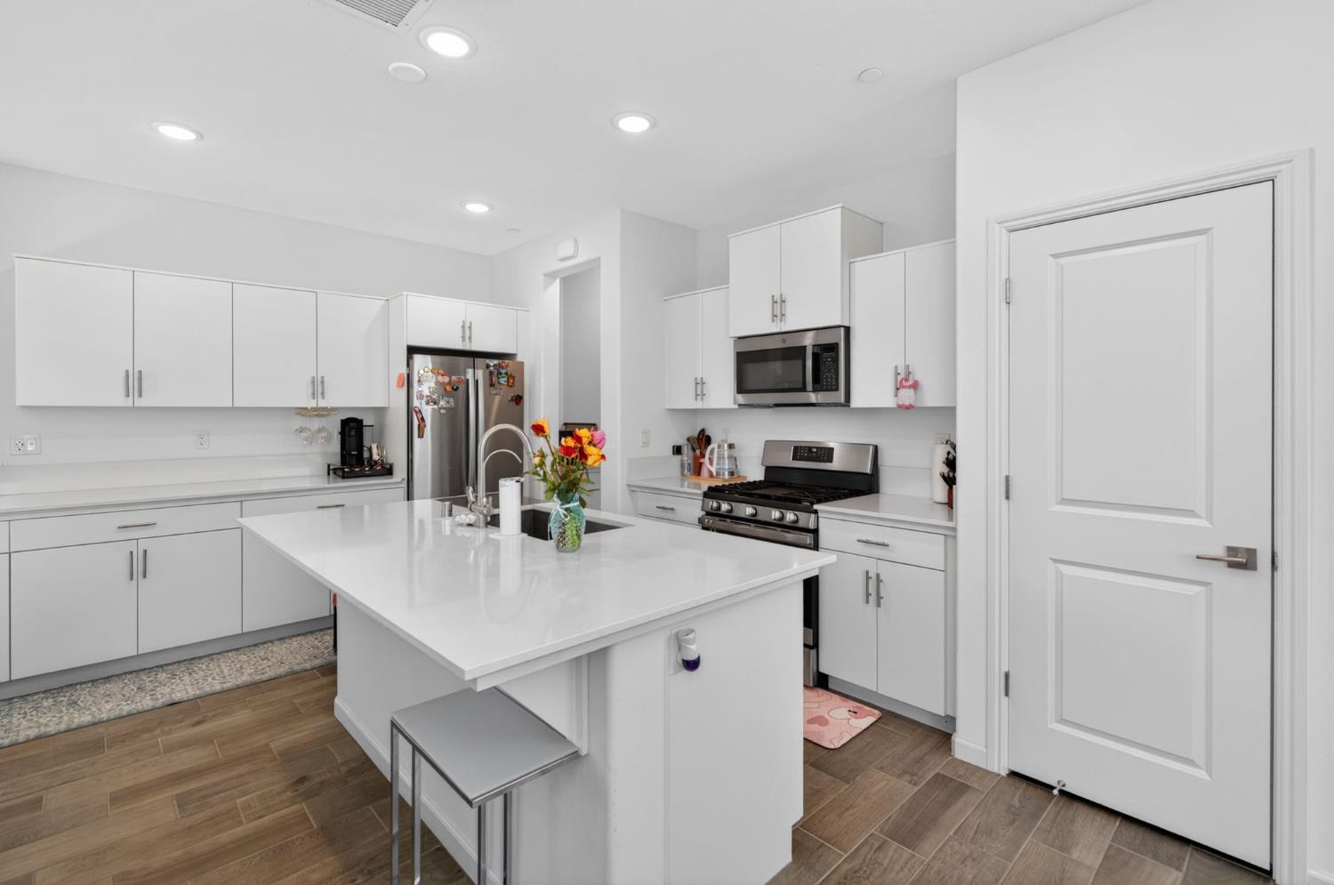 501 Farmhouse Ln, Clovis, CA 93619