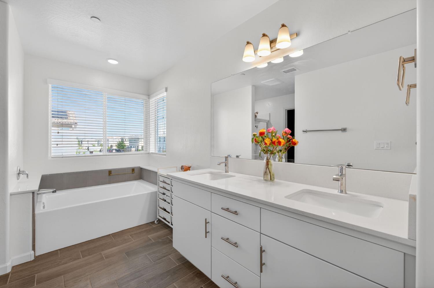 501 Farmhouse Ln, Clovis, CA 93619