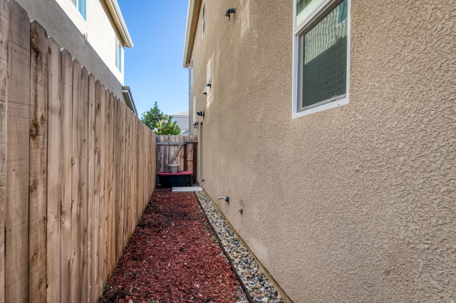501 Farmhouse Ln, Clovis, CA 93619