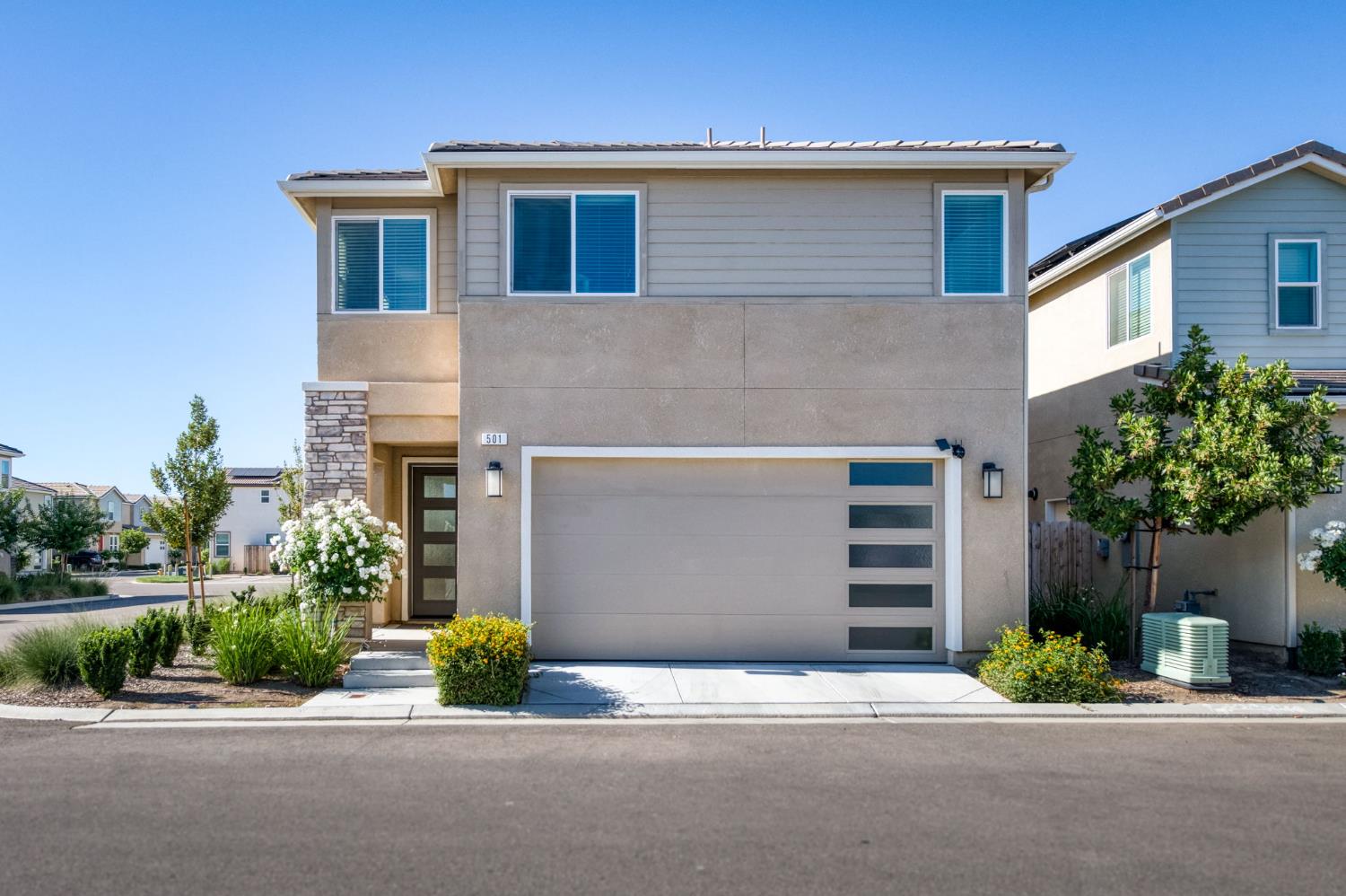 501 Farmhouse Ln, Clovis, CA 93619