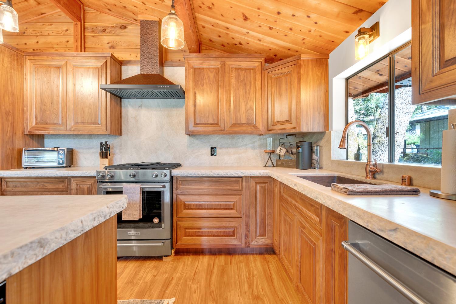 38954 Lake Point Ct, Bass Lake, CA 93604