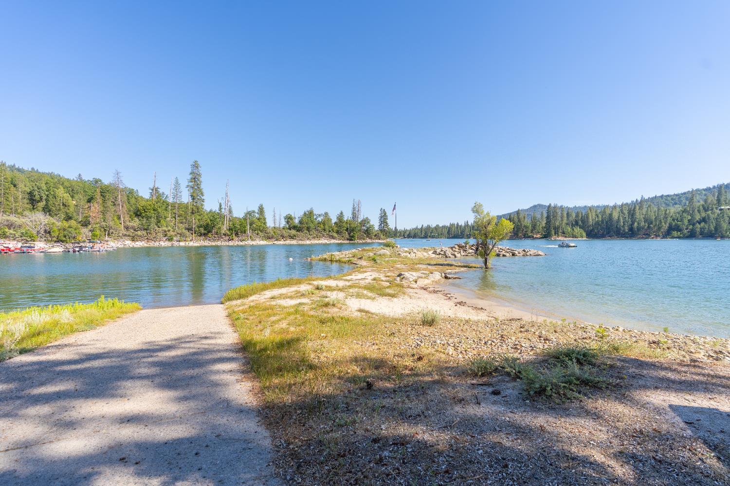 38954 Lake Point Ct, Bass Lake, CA 93604